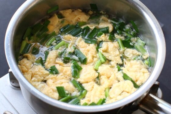 完成したニラと卵のスープ(ニラ玉スープ)
