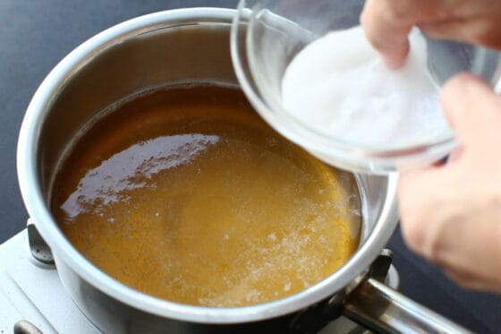 水と調味料を鍋に入れてスープを作る