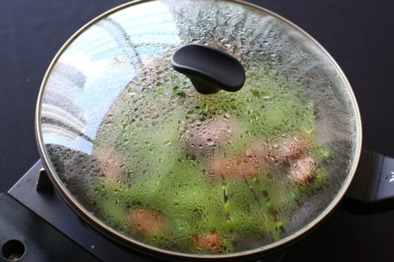 蓋をして白ワインで蒸し煮にする