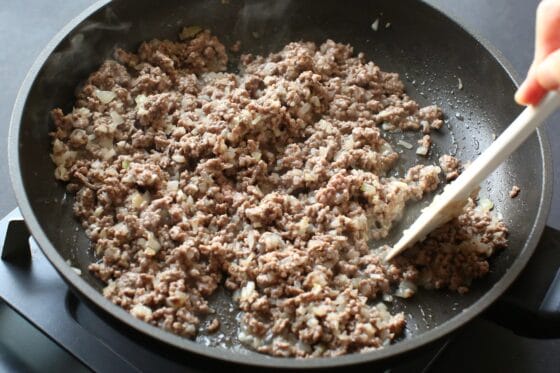 ひき肉を加えて火を通す