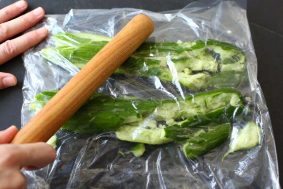 きゅうりを袋に入れて麺棒でたたく