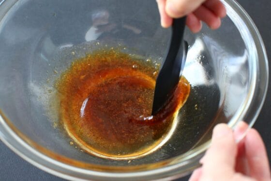 ボウルに醤油や酢などを入れて混ぜる