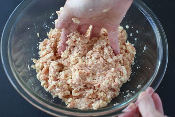 豆腐やひき肉などタネの材料を混ぜる