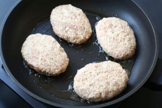 フライパンにハンバーグを並べる