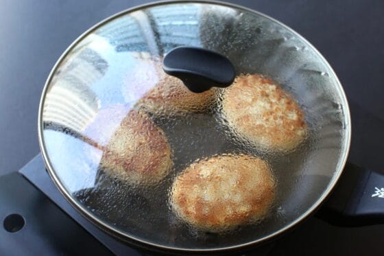 ハンバーグを蓋をして蒸し焼きにする