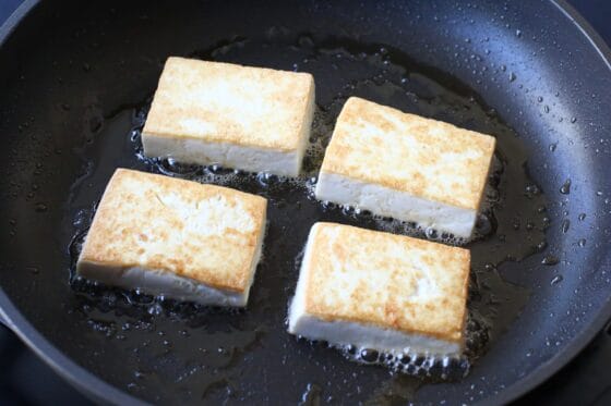 豆腐をフライパンでこんがりと焼く