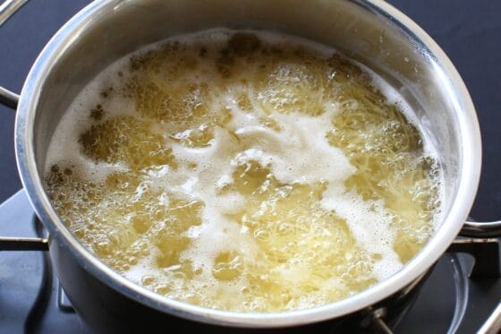 半分に折ったパスタを茹でる