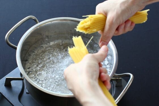 湯を沸かしてパスタを半分に折る