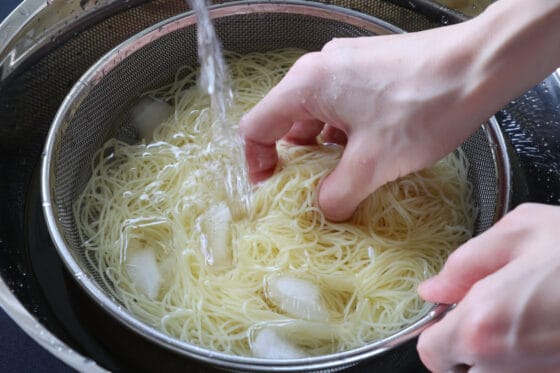 茹でたパスタを氷水で冷やす