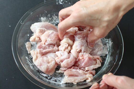 鶏もも肉に片栗粉をまぶす