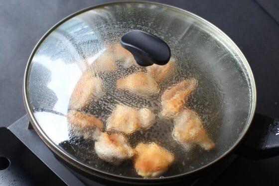 再び蓋をして鶏もも肉をフライパンで焼く
