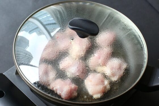 フタをして鶏もも肉を焼く