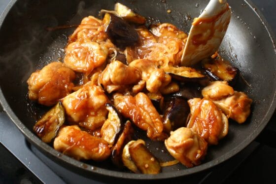 鶏肉となすをフライパンに戻し入れ、タレを加えて煮詰める