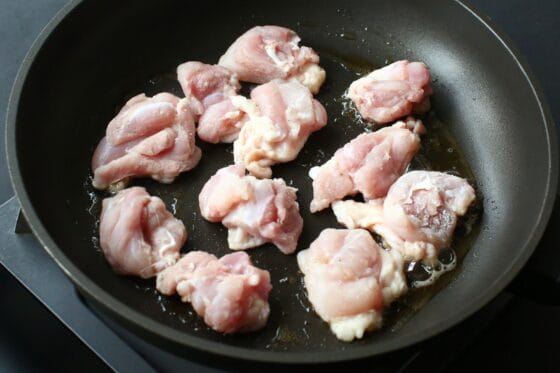 鶏もも肉の皮目を下にしてフライパンに並べる