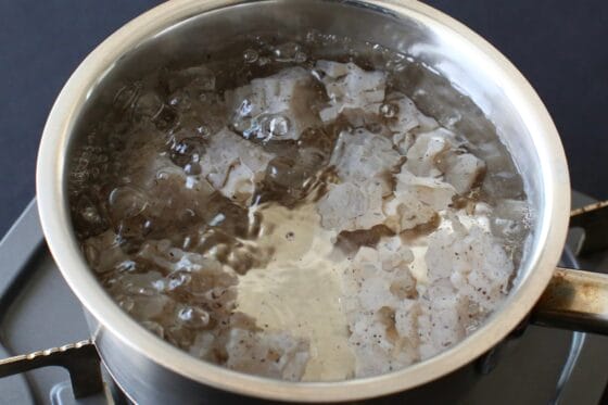 こんにゃくを茹でる