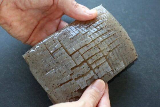 こんにゃくに格子状の切り込みを入れる