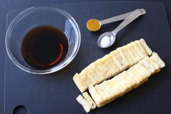 油揚げを細切りにしてカレー粉と砂糖と醤油などを用意する