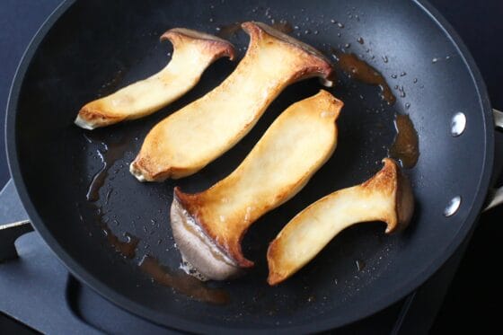 両面をこんがり焼いたエリンギ