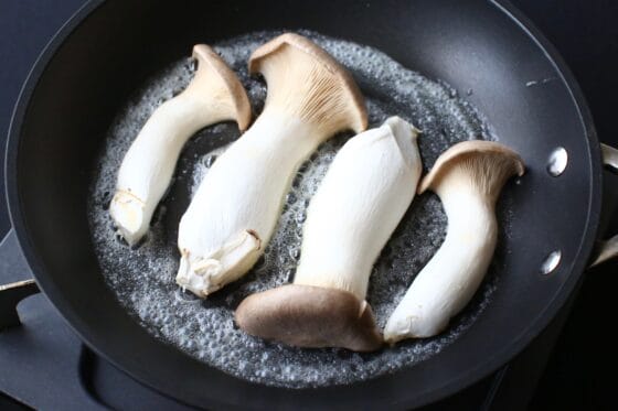 フライパンにバターを溶かし、エリンギを焼く