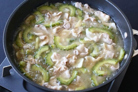 ゴーヤと豚肉が煮えて完成したスープ