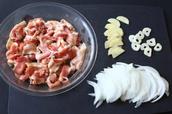 玉ねぎ・生姜・にんにく・豚バラ薄切り肉を用意する