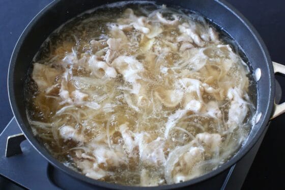 玉ねぎと豚肉を10分ほど煮込む