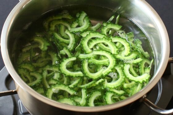 ゴーヤを鍋で茹でる