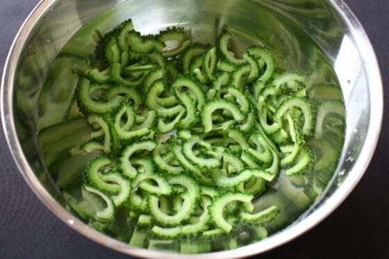 茹でたゴーヤを冷水にとって冷やす