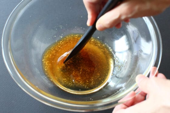 ゴーヤ酢の物の調味料を混ぜる
