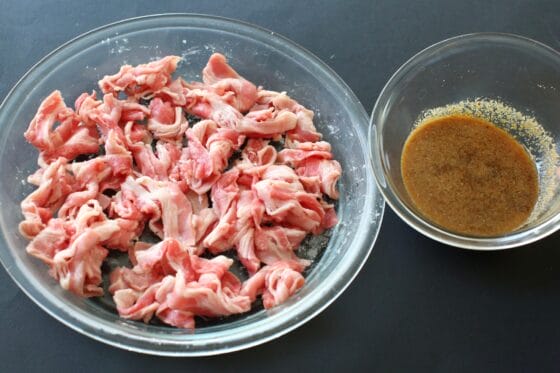 片栗粉をまぶした牛肉と、混ぜ合わせたタレ