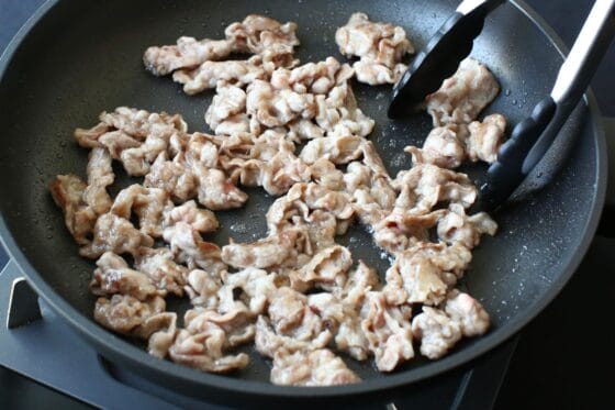 フライパンで牛肉を広げ中火でこんがり焼く
