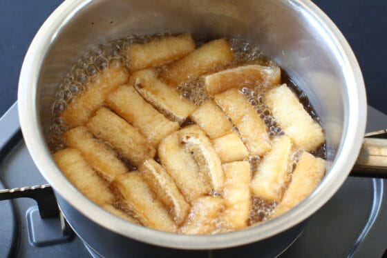 煮汁を作って油揚げを煮る