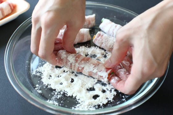 肉巻きに薄力粉をまぶす