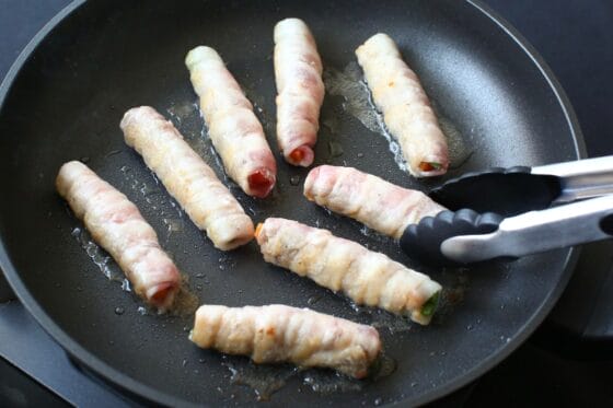 フライパンに肉巻きを並べて焼き始める