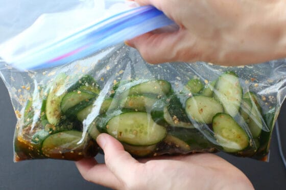ポリ袋を手で揉んで、きゅうり・塩昆布・かつおぶし・白ごまを調味液に和える
