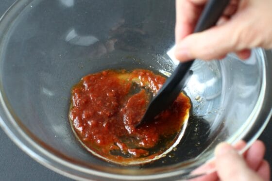 梅肉と調味料をボウルで混ぜ合わせる