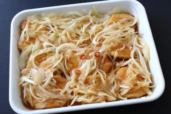 胸肉と玉ねぎを南蛮ダレで漬け込む