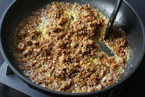 カレー粉とガラムマサラを加えて香りを立たせる