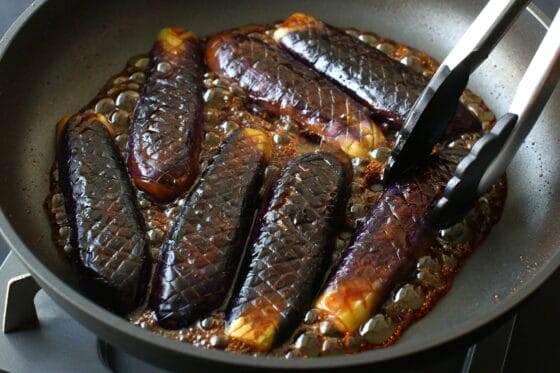 焼いたなすに醤油・みりん・砂糖を加えてタレを絡める