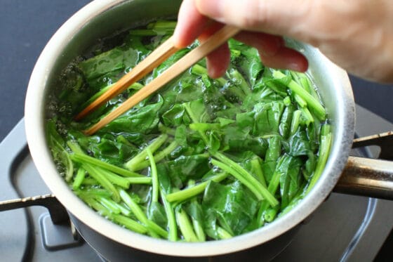 ほうれん草の葉も加えて茹でる