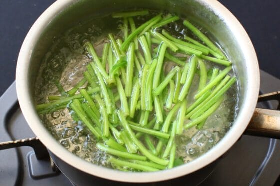 ほうれん草の茎を茹でる