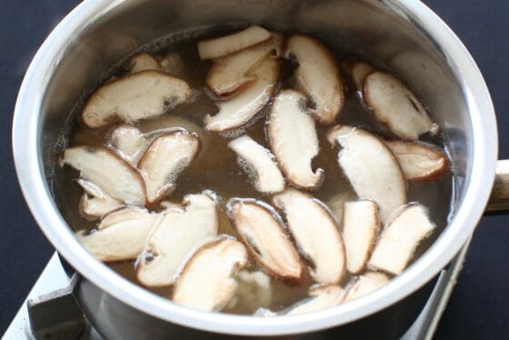 胸肉と椎茸を加えて胸肉をしっとり仕上げるため弱火で煮る