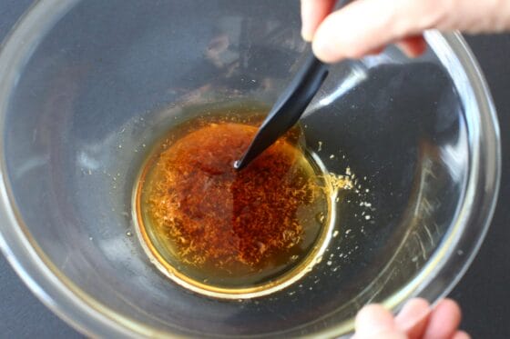 調味料を混ぜて合わせ酢を作る