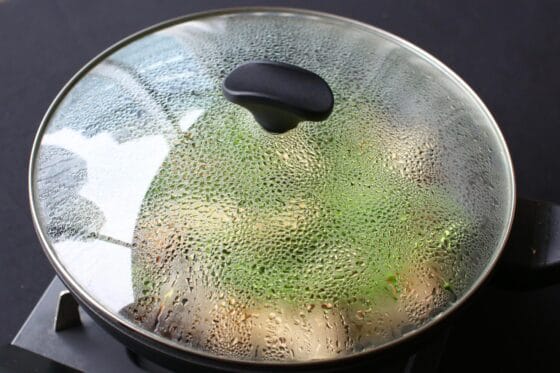 フライパンに蓋をしてエリンギとピーマンを蒸し焼きにする