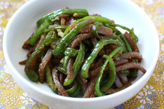 ピーマンとこんにゃくの甘辛炒め｜味しみ抜群でご飯が進む！簡単副菜レシピ