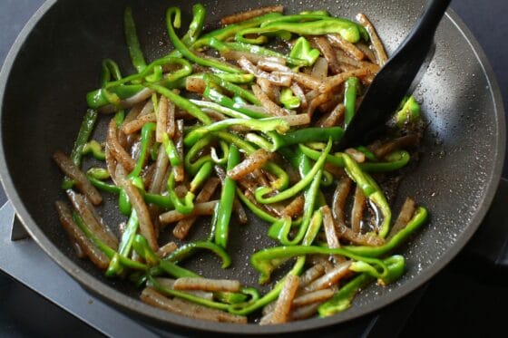 砂糖や醤油などを加えてピーマンとこんにゃくに味を絡める