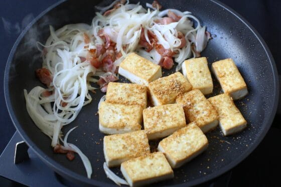豆腐を戻し入れてコンソメと塩を振る