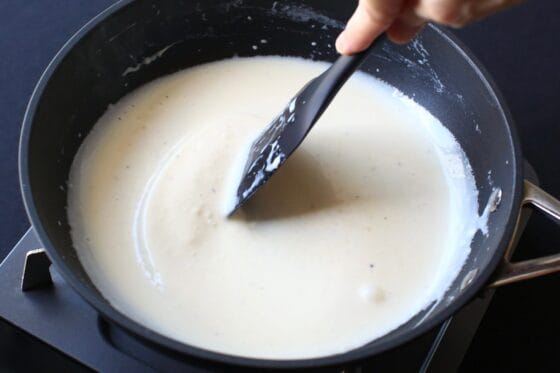 牛乳でのばしてホワイトソースを作る
