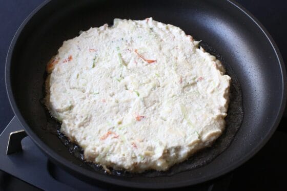 豆腐お好み焼きの生地をフライパンで片面焼く