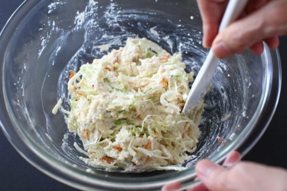 豆腐にキャベツ・桜エビ・ピザ用チーズを混ぜる